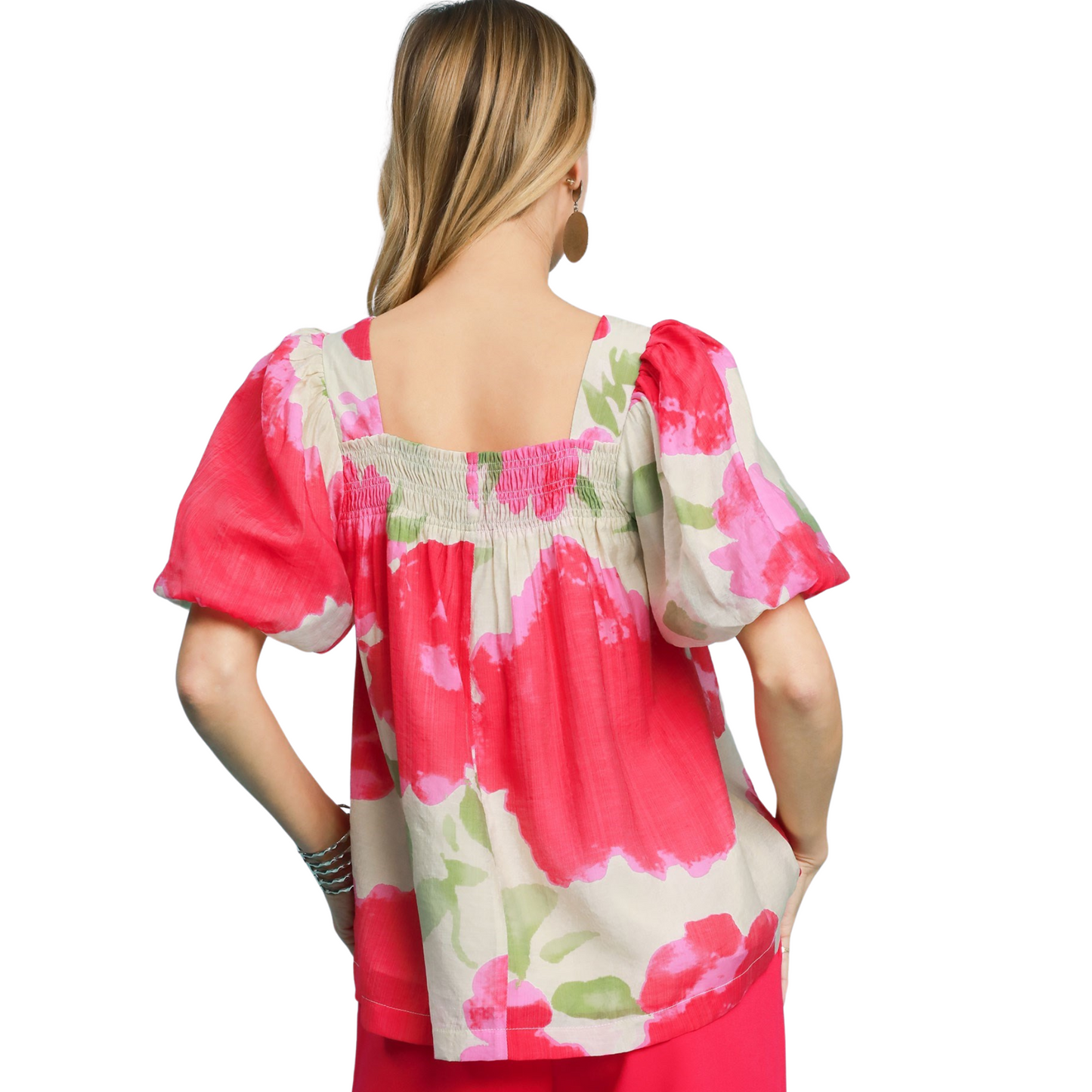 This Water Color Floral Top by Umgee features a beautiful floral print in a pink mix, perfect for any occasion. The short sleeve design adds a touch of femininity while the Umgee brand ensures quality and style. Elevate your wardrobe with this versatile and elegant top.