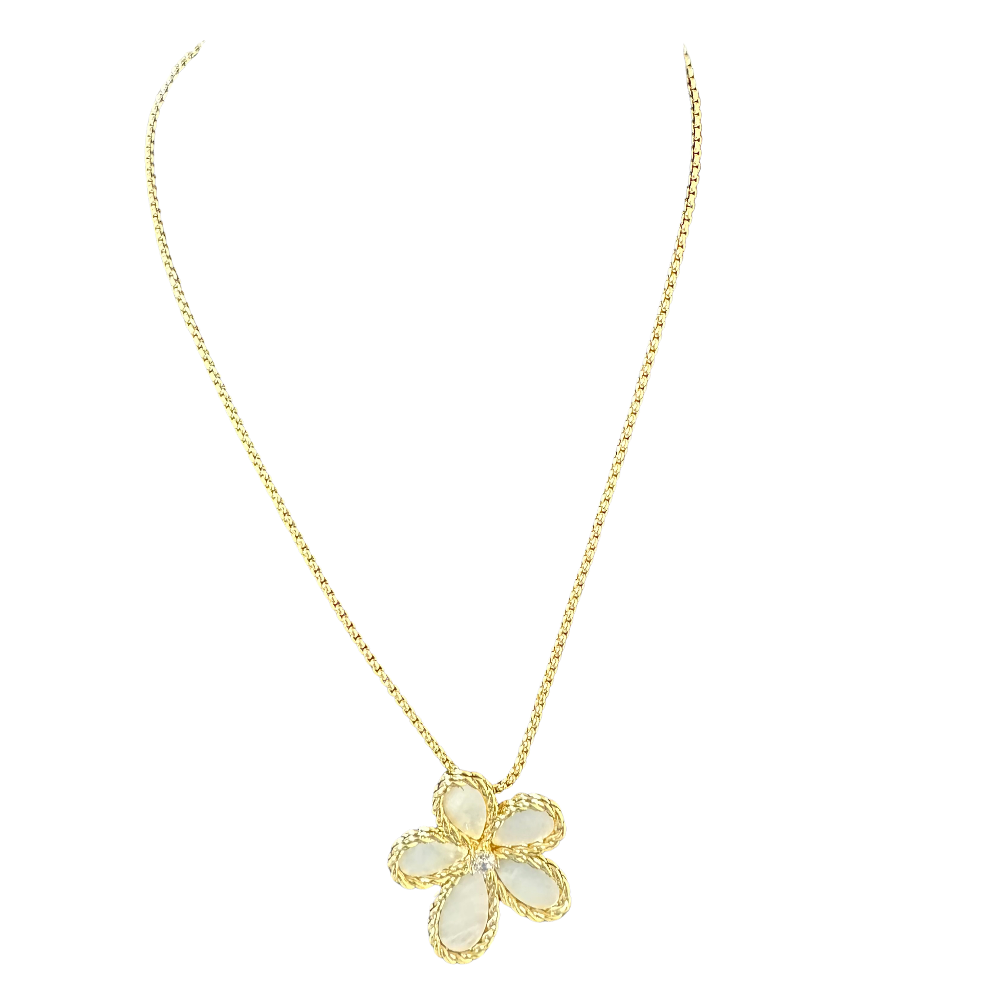 Flower Necklace in mother of pearl