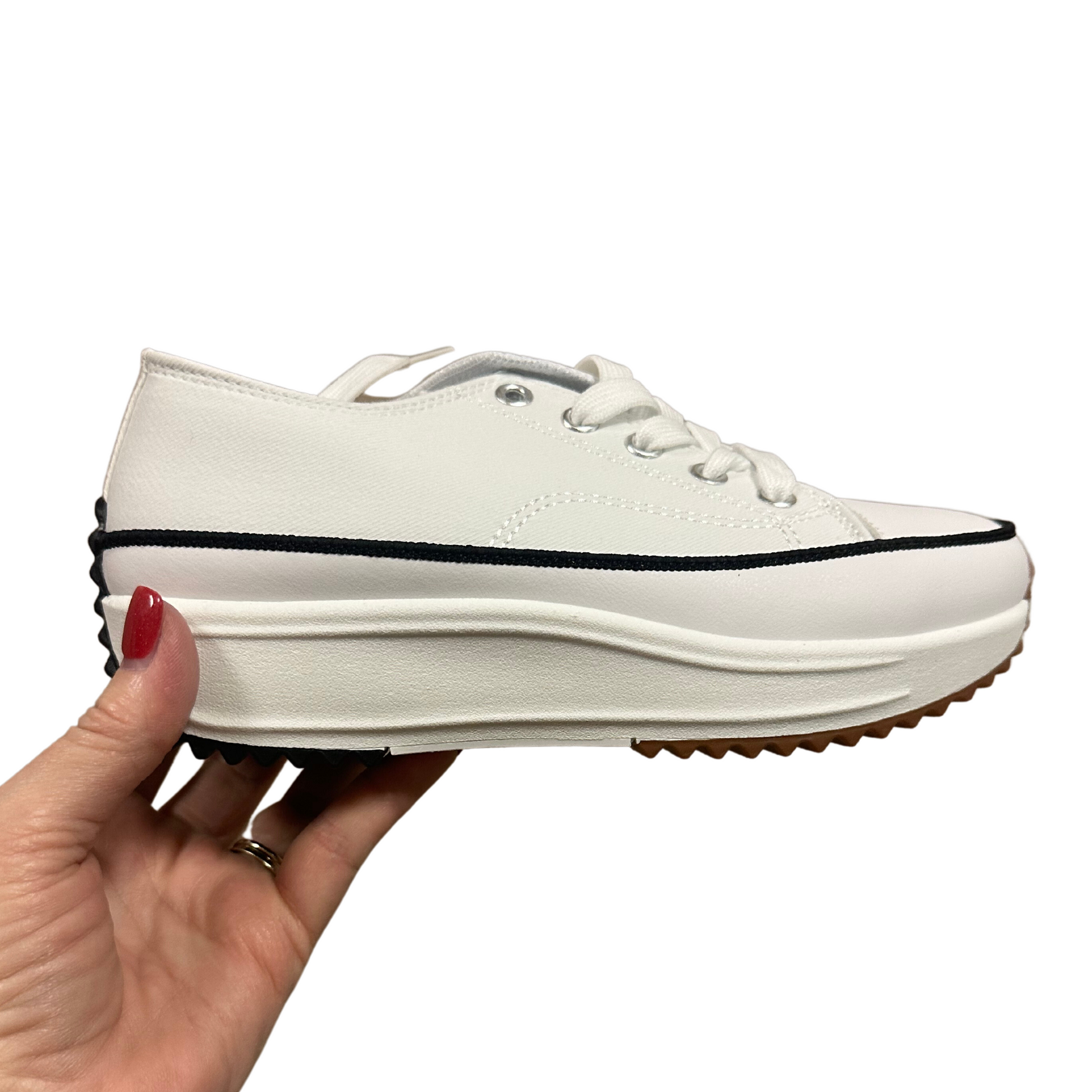 Lace up women's sneakers in white