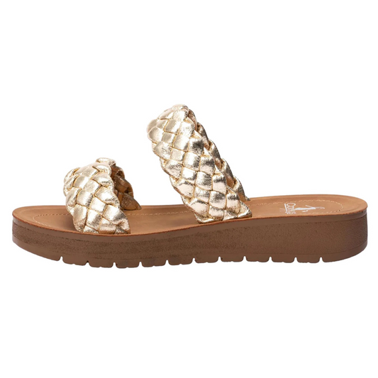 C<span>Introducing Wind It Up, the ultimate summer sandal. Made with a flexible sole and adorned with gold braid, it combines style and comfort in one shoe. The flat slide design makes it the perfect choice for any occasion.</span>