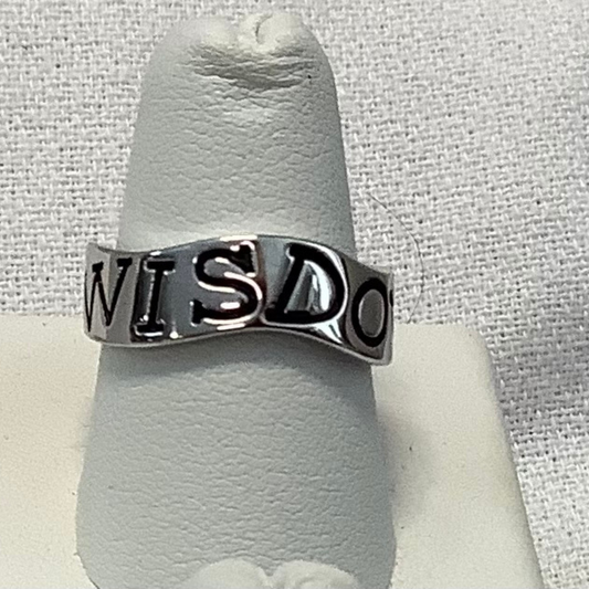 This adjustable Wisdom Ring is made of sterling silver, boasting an elegant design with an engraving that reads "wisdom". Crafted with elegance and sophistication, it is the perfect accessory for any occasion.