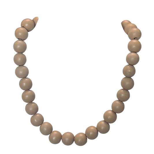 This short necklace from Golden Stella features natural-colored wooden beads, offering a minimalist and earthy accessory choice. Its subtle design highlights the beauty of natural materials, perfect for adding a touch of organic elegance to any outfit. Lightweight and comfortable, this necklace suits both casual and refined styles with expert craftsmanship.